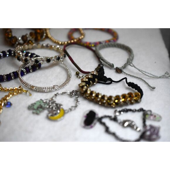 Stunning Trendy Lot Of 33 Mics. Styles/Colors Stackable Bracelets - Picture 6 of 7